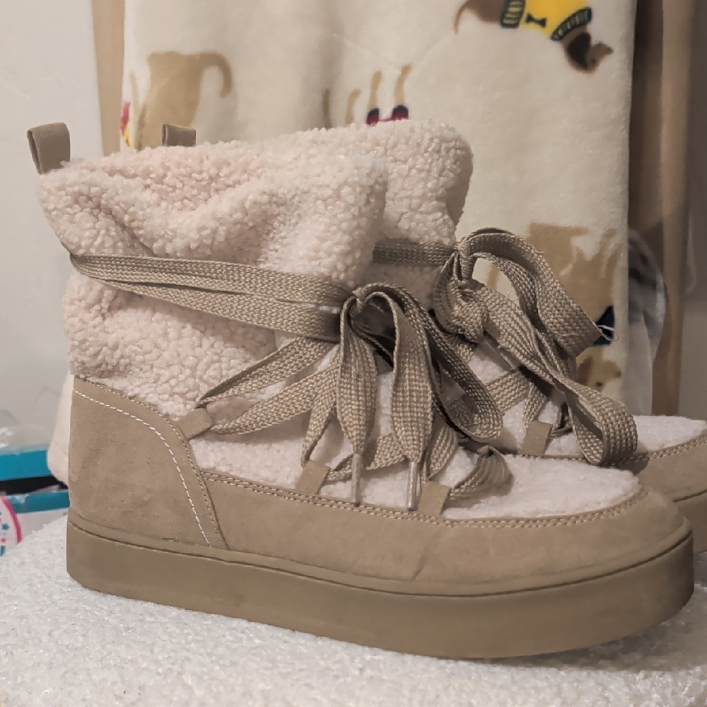 Universal Thread Boots.   9.5